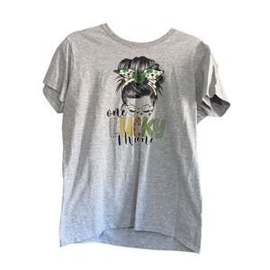 Gildan One Lucky Mama St Patricks Day Graphic Tee Gray Large Messy Bun Shirt